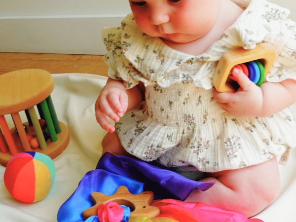 Les différentes couleurs et textures serviront à stimuler le bébé et à varier les stimuli