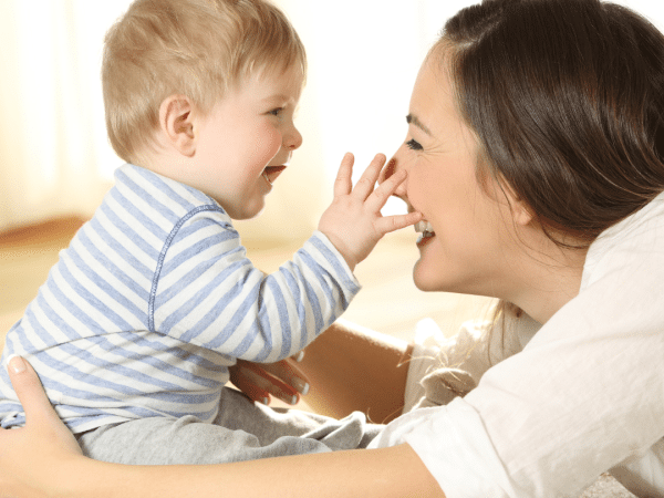 Le poupon veut tout toucher et attraper, tout comme le nez de maman!