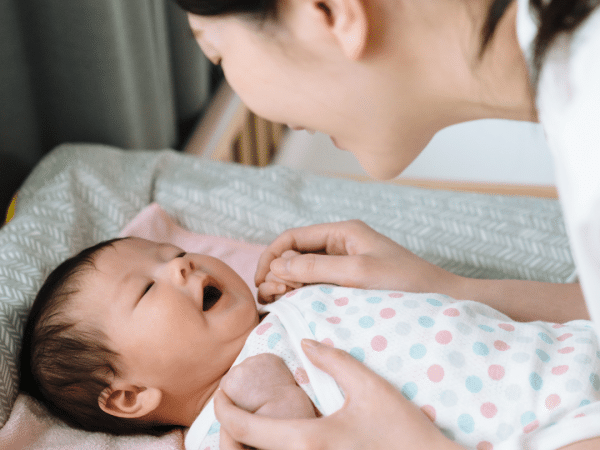 Le bébé apprécie les interactions avec ses parents ou autres personnes proches de lui.