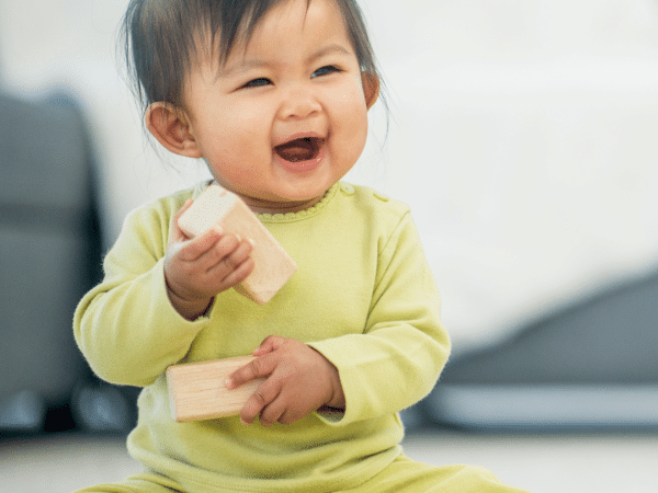 Le matériel polyvalent invite l'enfant a répéter ses actions et à raffiner ses jeux
