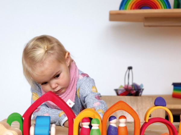 Le tout-petit commencera à créer des petits mondes