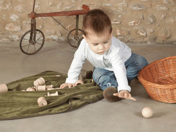 La balle qui roule plus loin invitera le bébé à se déplacer pour aller l'attraper